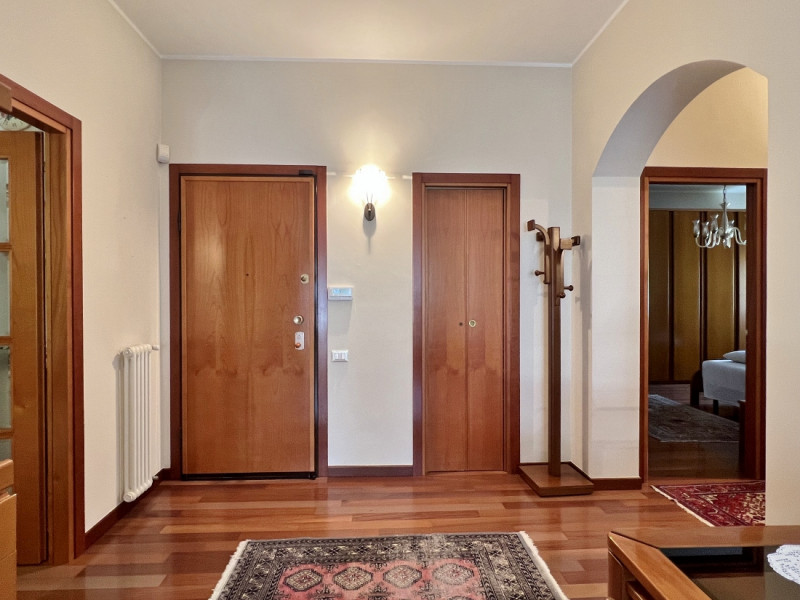 VICENZA OVEST: BICAMERE + STUDIO CON TERRAZZE E GARAGE - Rif. 8369
In fondo ad una tranquilla str...