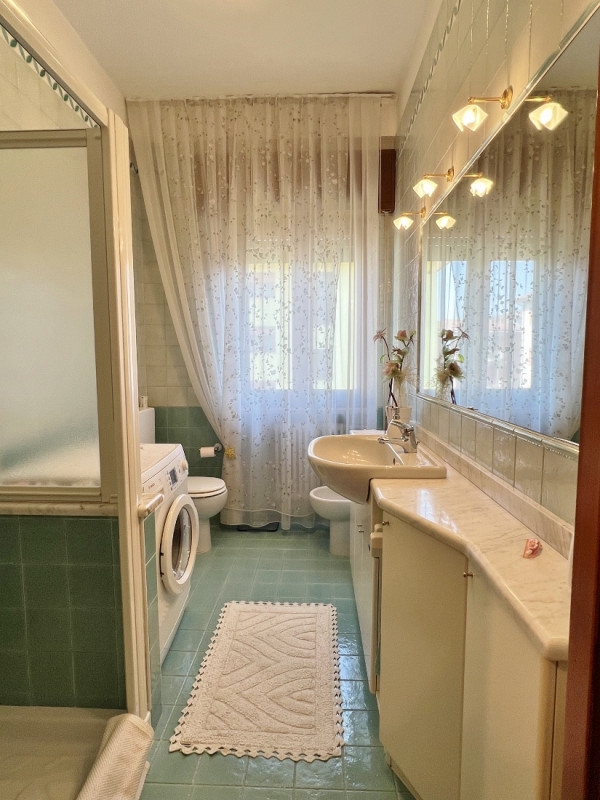 VICENZA OVEST: BICAMERE + STUDIO CON TERRAZZE E GARAGE - Rif. 8369
In fondo ad una tranquilla str...