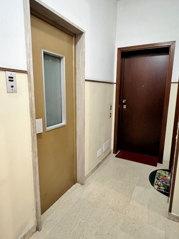 VICENZA OVEST: BICAMERE + STUDIO CON TERRAZZE E GARAGE - Rif. 8369
In fondo ad una tranquilla str...