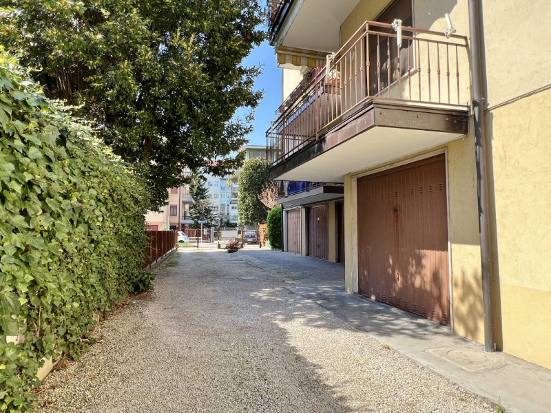 VICENZA OVEST: BICAMERE + STUDIO CON TERRAZZE E GARAGE - Rif. 8369
In fondo ad una tranquilla str...