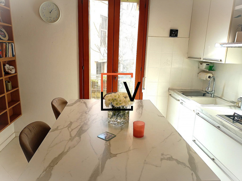 V403 - Proponiamo in vendita esclusivo appartamento con ampia terrazza panoramica condominiale do...