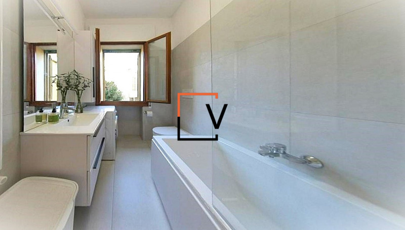 V403 - Proponiamo in vendita esclusivo appartamento con ampia terrazza panoramica condominiale do...