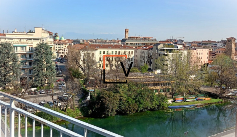 V403 - Proponiamo in vendita esclusivo appartamento con ampia terrazza panoramica condominiale do...