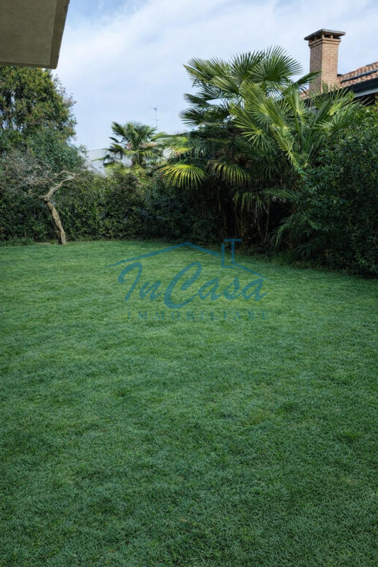 Scopri questo affascinante appartamento bilocale situato nel cuore di Casale sul Sile, un comune ...