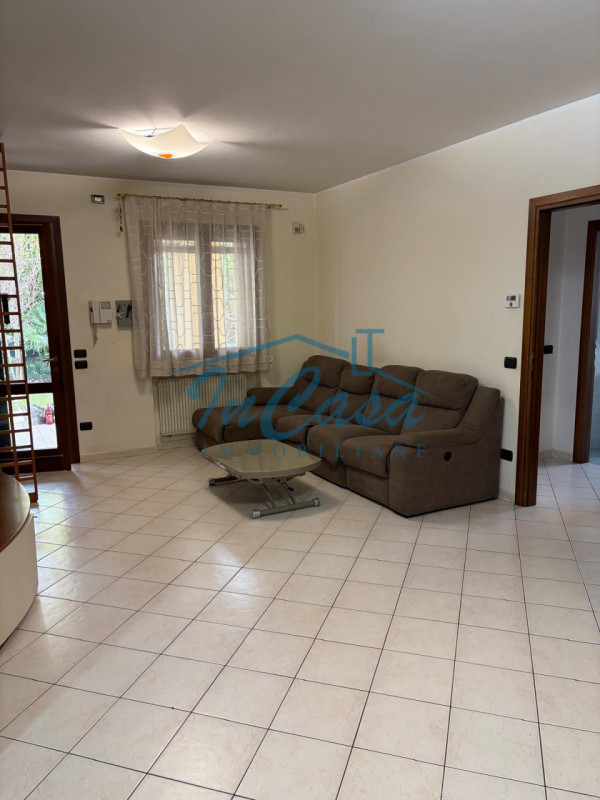 Scopri questo affascinante appartamento bilocale situato nel cuore di Casale sul Sile, un comune ...