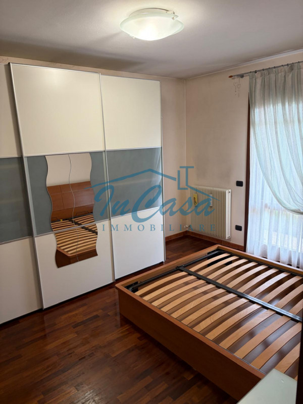 Scopri questo affascinante appartamento bilocale situato nel cuore di Casale sul Sile, un comune ...