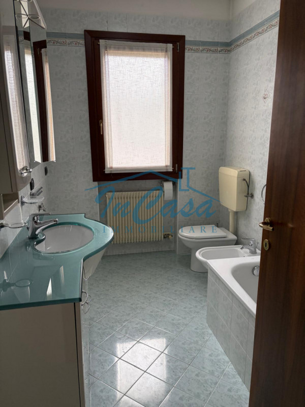 Scopri questo affascinante appartamento bilocale situato nel cuore di Casale sul Sile, un comune ...