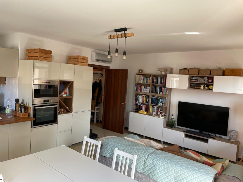 Scopri questo splendido attico situato nel cuore di Mellaredo, una delle zone più ricercate del c...