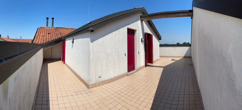 Scopri questo splendido attico situato nel cuore di Mellaredo, una delle zone più ricercate del c...