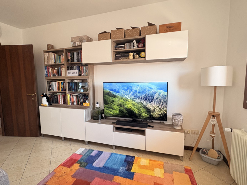 Scopri questo splendido attico situato nel cuore di Mellaredo, una delle zone più ricercate del c...