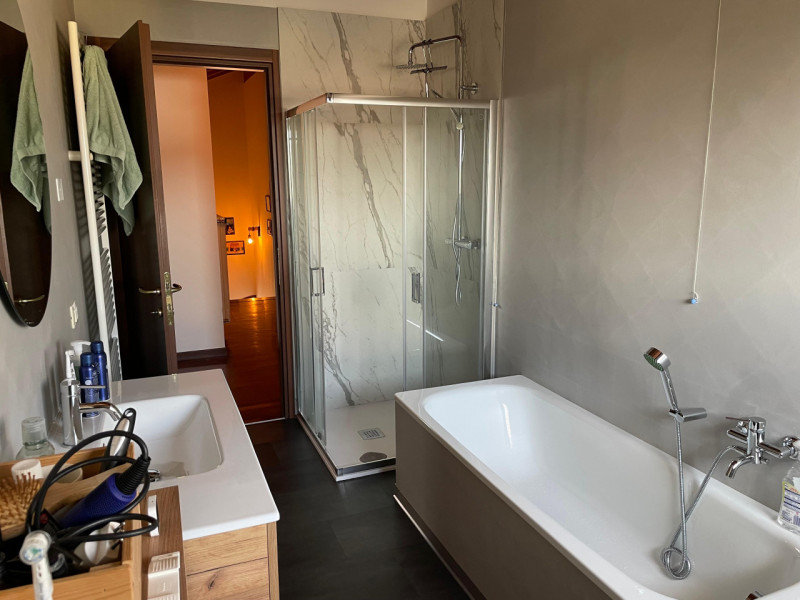 Scopri questo splendido attico situato nel cuore di Mellaredo, una delle zone più ricercate del c...