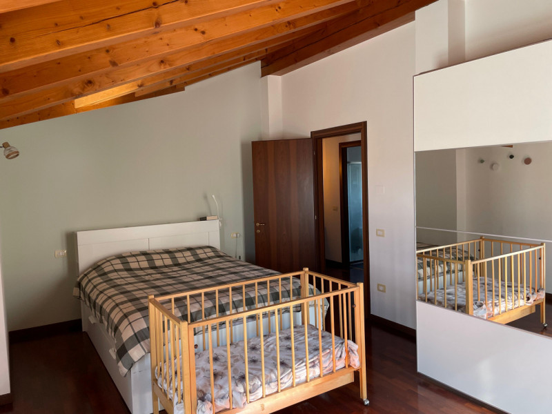 Scopri questo splendido attico situato nel cuore di Mellaredo, una delle zone più ricercate del c...