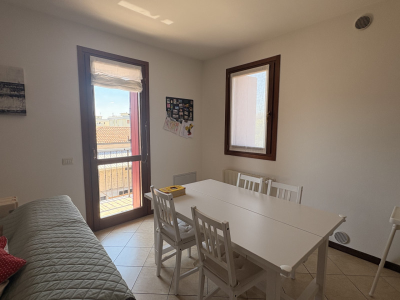 Scopri questo splendido attico situato nel cuore di Mellaredo, una delle zone più ricercate del c...