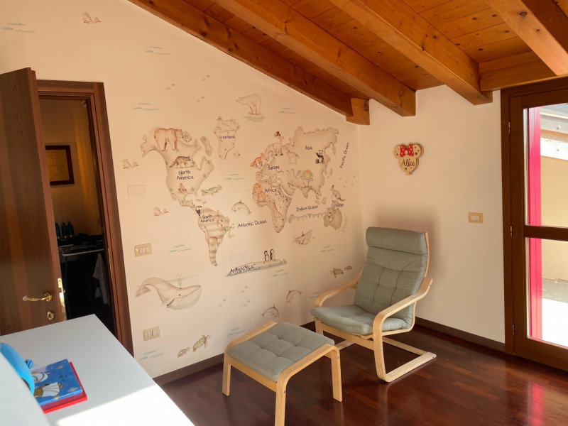 Scopri questo splendido attico situato nel cuore di Mellaredo, una delle zone più ricercate del c...