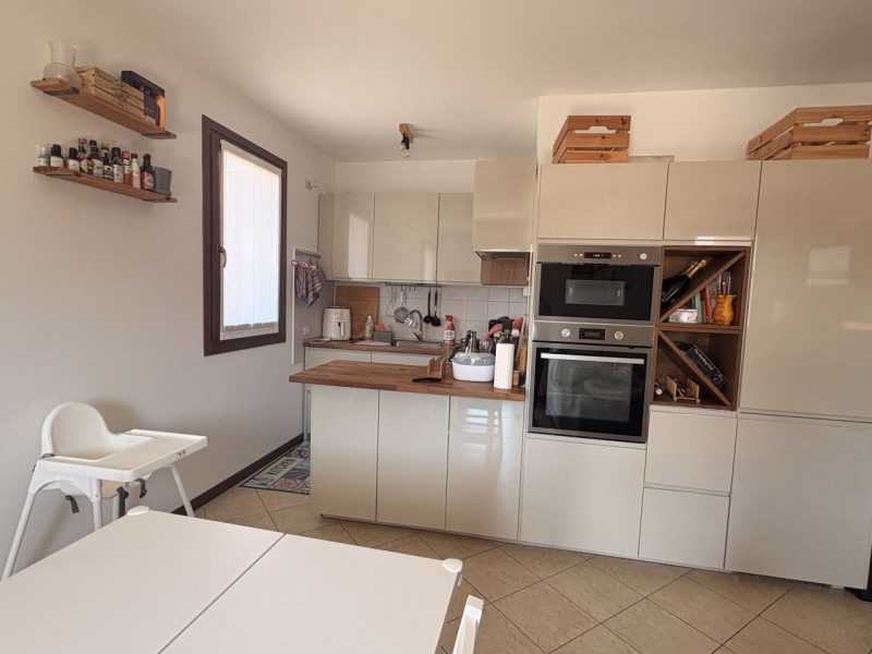 Scopri questo splendido attico situato nel cuore di Mellaredo, una delle zone più ricercate del c...