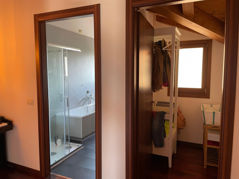 Scopri questo splendido attico situato nel cuore di Mellaredo, una delle zone più ricercate del c...