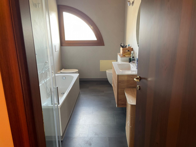 Scopri questo splendido attico situato nel cuore di Mellaredo, una delle zone più ricercate del c...