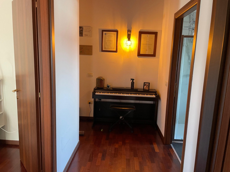 Scopri questo splendido attico situato nel cuore di Mellaredo, una delle zone più ricercate del c...