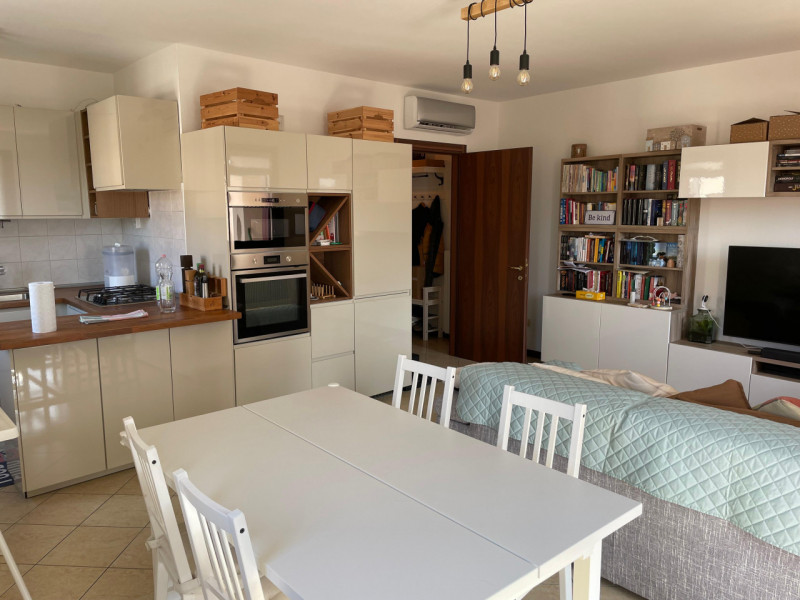 Scopri questo splendido attico situato nel cuore di Mellaredo, una delle zone più ricercate del c...