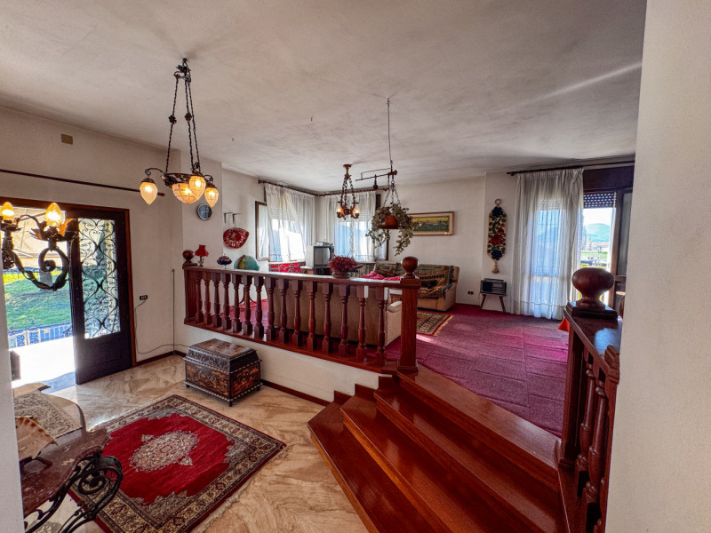 COMPOSIZIONE:
Proponiamo in vendita casa singola con scoperto di pertinenza. Al piano terra trovi...