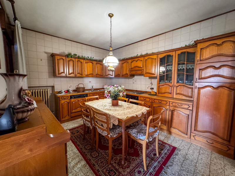 COMPOSIZIONE:
Proponiamo in vendita casa singola con scoperto di pertinenza. Al piano terra trovi...