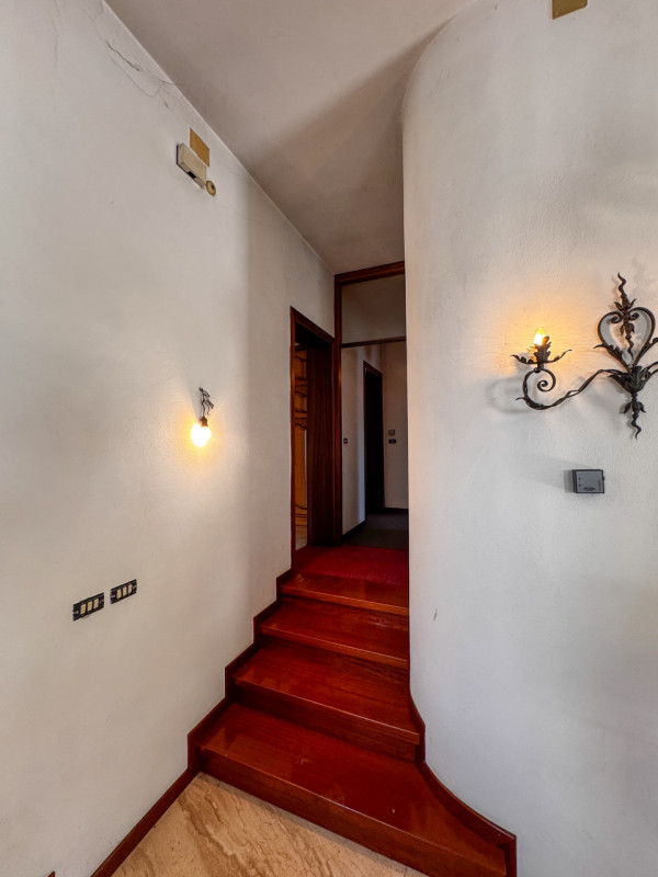 COMPOSIZIONE:
Proponiamo in vendita casa singola con scoperto di pertinenza. Al piano terra trovi...