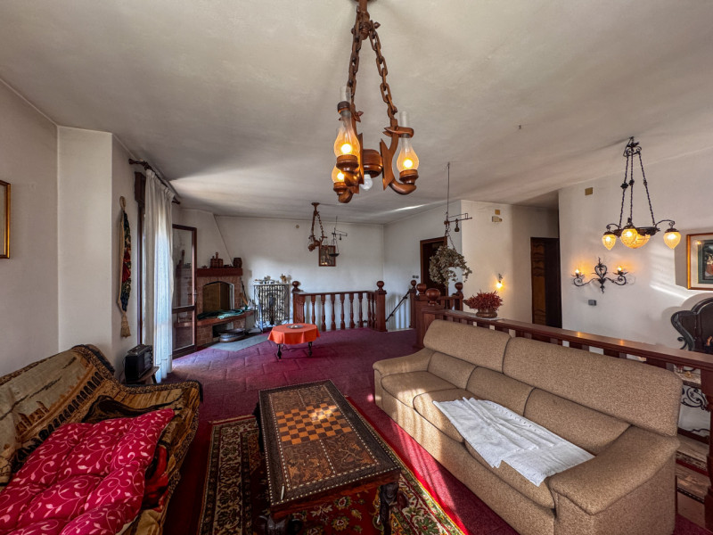 COMPOSIZIONE:
Proponiamo in vendita casa singola con scoperto di pertinenza. Al piano terra trovi...