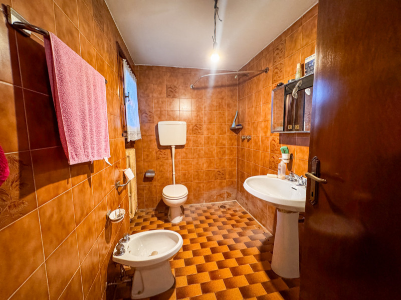 COMPOSIZIONE:
Proponiamo in vendita casa singola con scoperto di pertinenza. Al piano terra trovi...