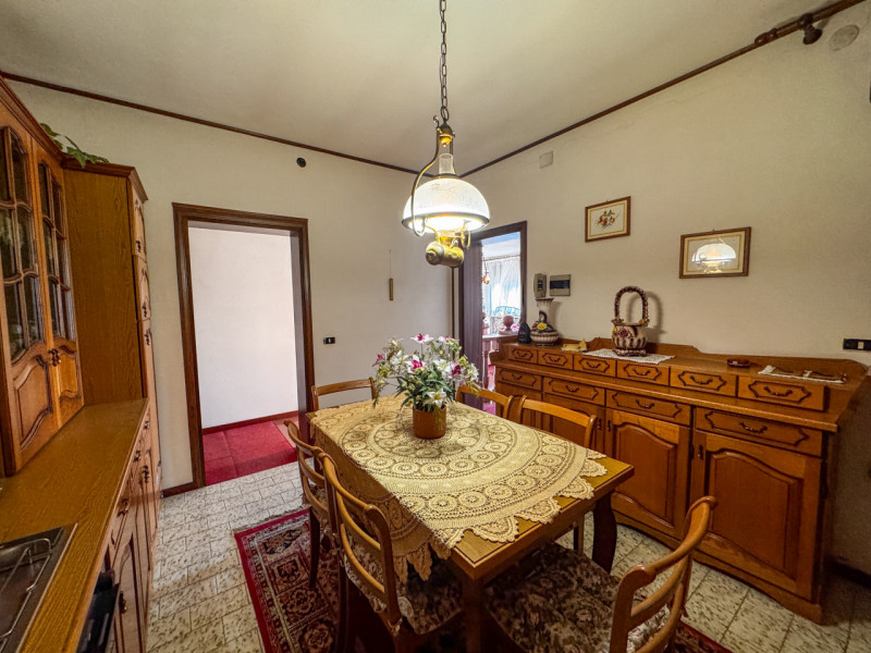 COMPOSIZIONE:
Proponiamo in vendita casa singola con scoperto di pertinenza. Al piano terra trovi...