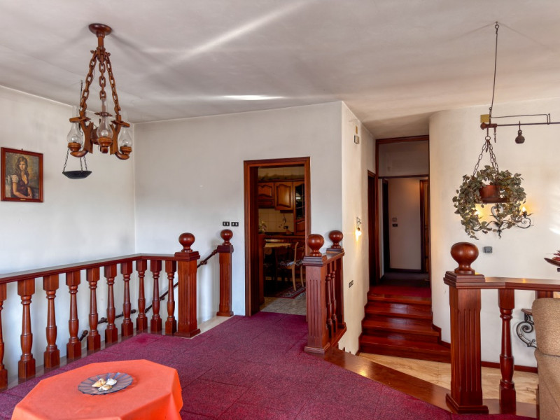 COMPOSIZIONE:
Proponiamo in vendita casa singola con scoperto di pertinenza. Al piano terra trovi...