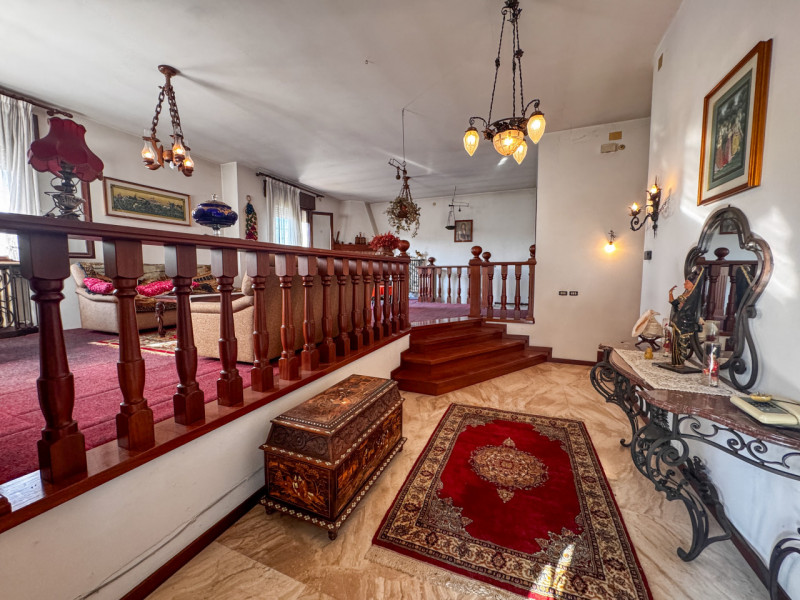 COMPOSIZIONE:
Proponiamo in vendita casa singola con scoperto di pertinenza. Al piano terra trovi...