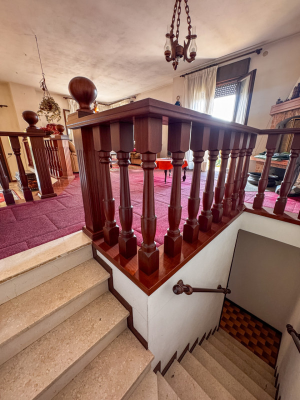 COMPOSIZIONE:
Proponiamo in vendita casa singola con scoperto di pertinenza. Al piano terra trovi...