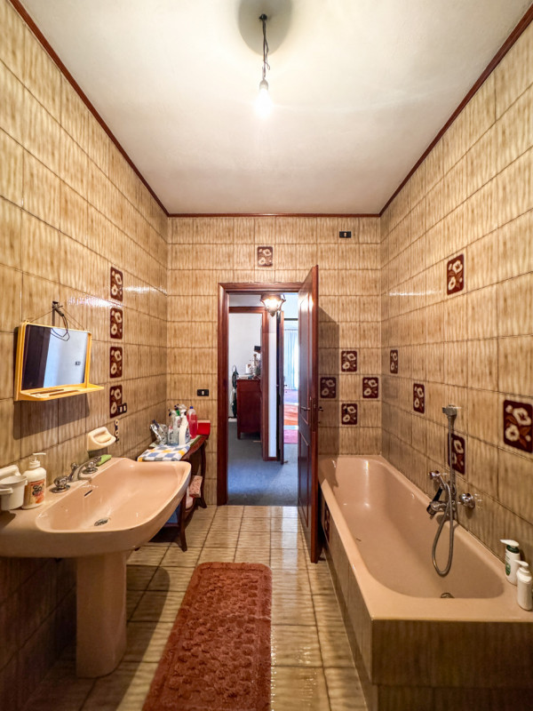 COMPOSIZIONE:
Proponiamo in vendita casa singola con scoperto di pertinenza. Al piano terra trovi...