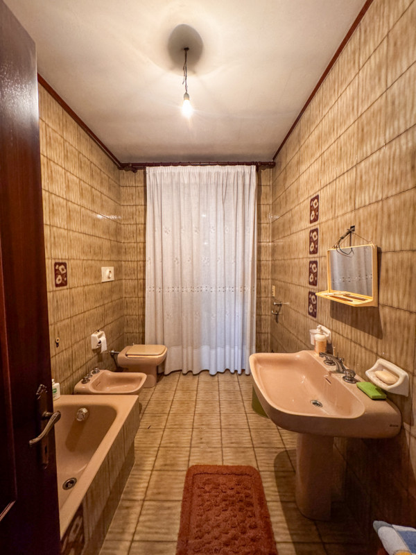 COMPOSIZIONE:
Proponiamo in vendita casa singola con scoperto di pertinenza. Al piano terra trovi...