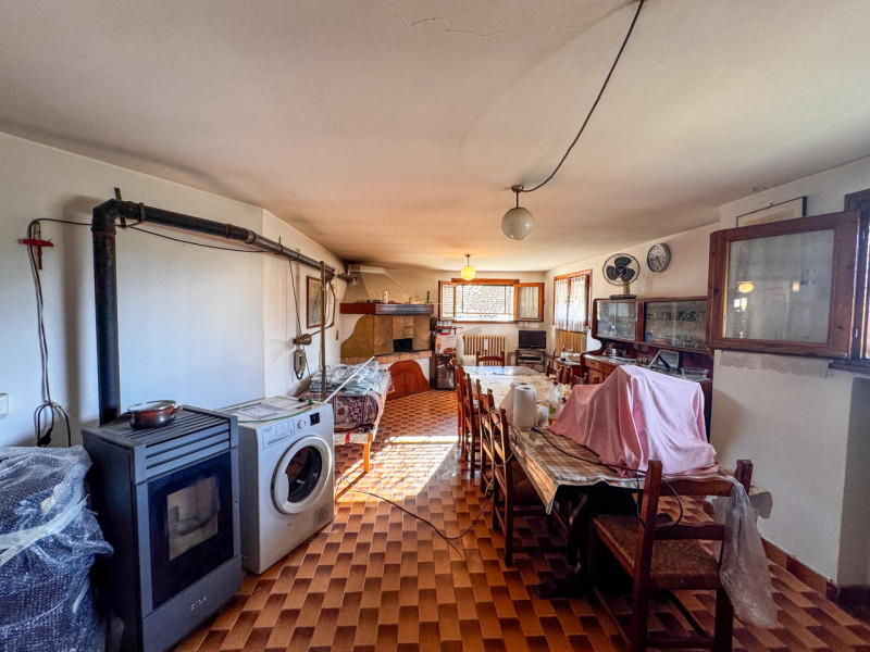 COMPOSIZIONE:
Proponiamo in vendita casa singola con scoperto di pertinenza. Al piano terra trovi...