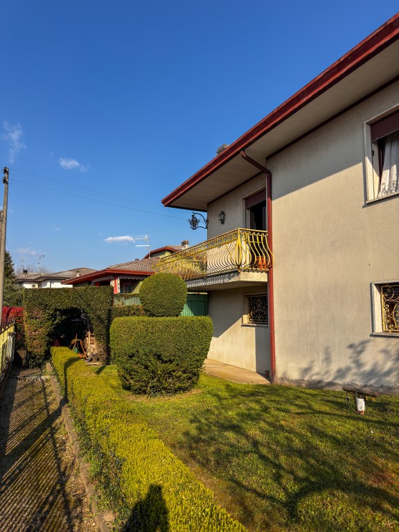 COMPOSIZIONE:
Proponiamo in vendita casa singola con scoperto di pertinenza. Al piano terra trovi...