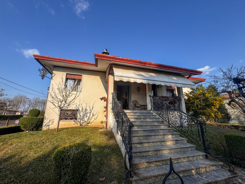 COMPOSIZIONE:
Proponiamo in vendita casa singola con scoperto di pertinenza. Al piano terra trovi...