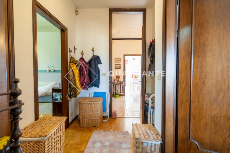 ABANO TERME - In una tranquilla zona di Abano Terme, proponiamo in vendita una porzione di bifami...