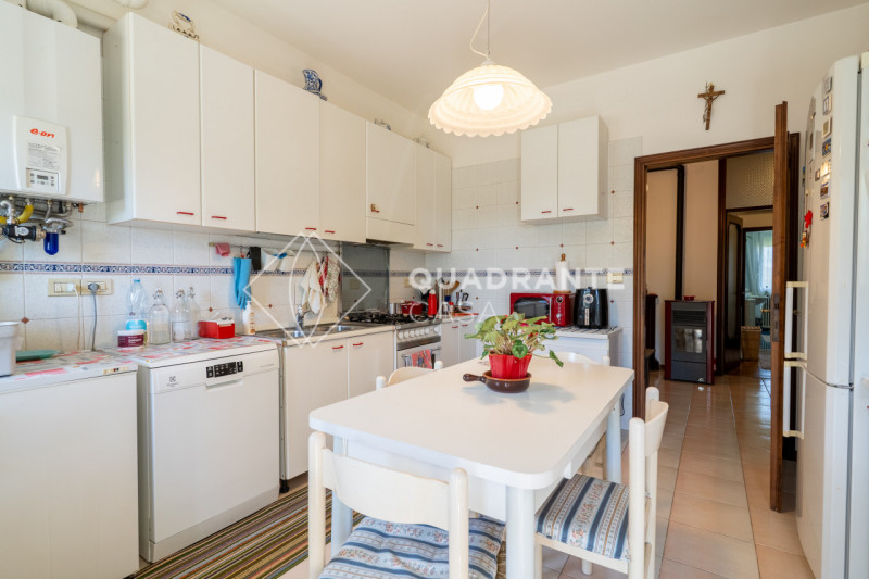 ABANO TERME - In una tranquilla zona di Abano Terme, proponiamo in vendita una porzione di bifami...