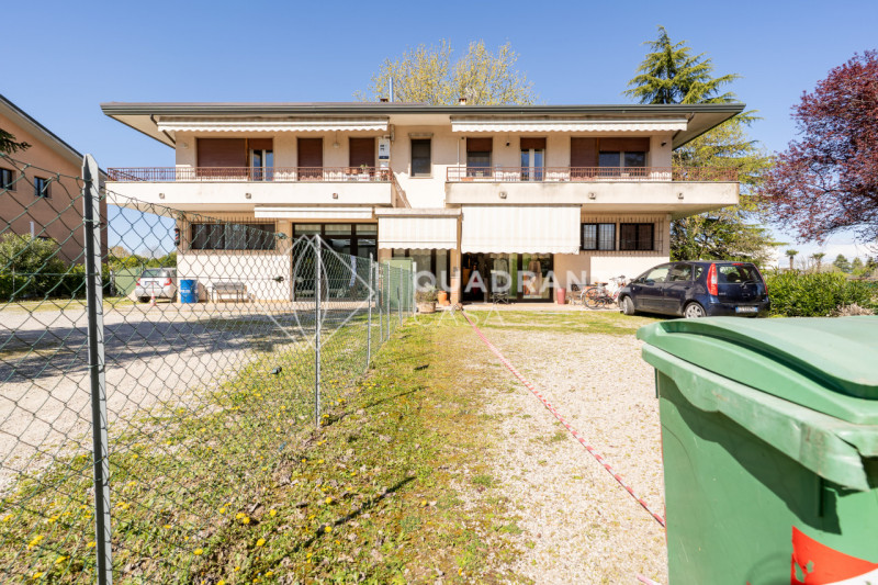 ABANO TERME - In una tranquilla zona di Abano Terme, proponiamo in vendita una porzione di bifami...