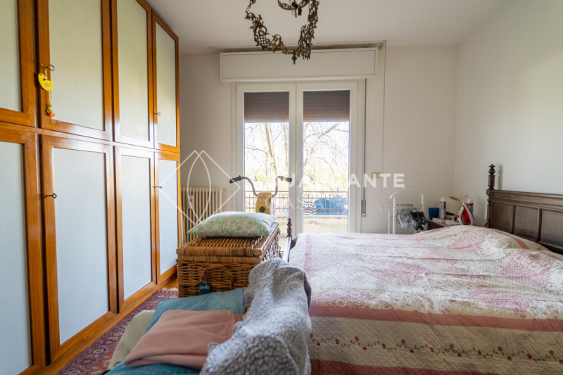 ABANO TERME - In una tranquilla zona di Abano Terme, proponiamo in vendita una porzione di bifami...