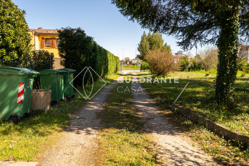 ABANO TERME - In una tranquilla zona di Abano Terme, proponiamo in vendita una porzione di bifami...