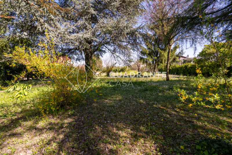 ABANO TERME - In una tranquilla zona di Abano Terme, proponiamo in vendita una porzione di bifami...
