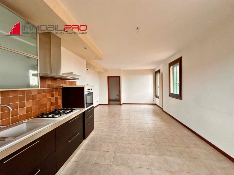 Scopri questo interessante appartamento bicamere con doppi servizi situato a Santorso, in una zon...