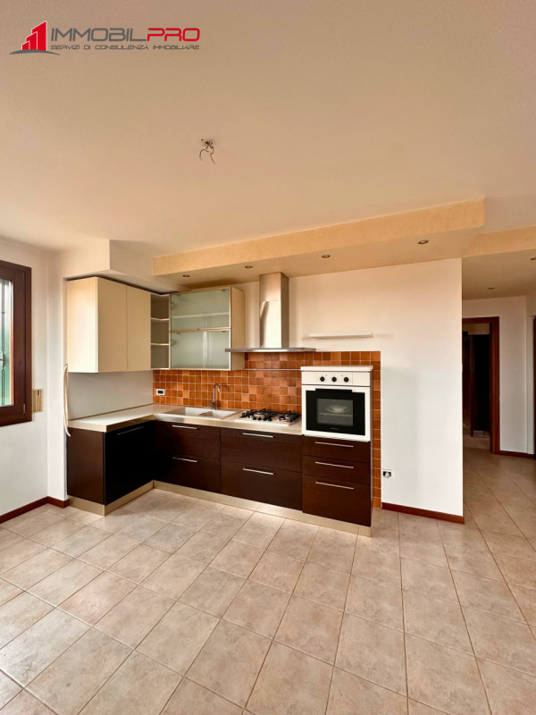 Scopri questo interessante appartamento bicamere con doppi servizi situato a Santorso, in una zon...