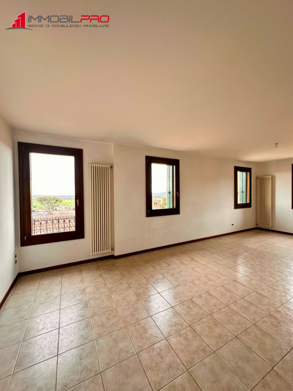 Scopri questo interessante appartamento bicamere con doppi servizi situato a Santorso, in una zon...