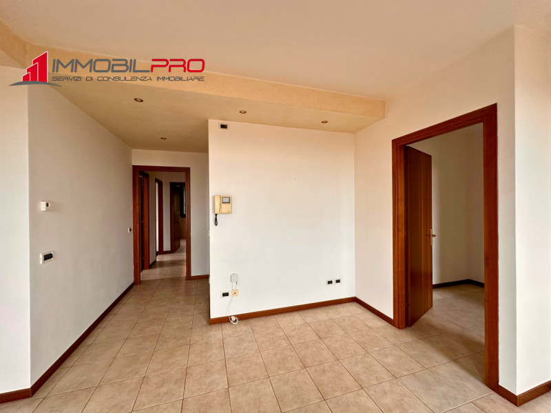 Scopri questo interessante appartamento bicamere con doppi servizi situato a Santorso, in una zon...