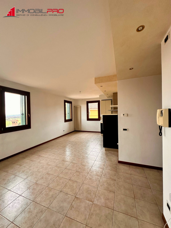 Scopri questo interessante appartamento bicamere con doppi servizi situato a Santorso, in una zon...