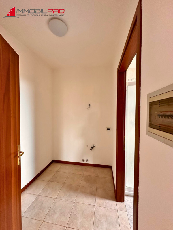 Scopri questo interessante appartamento bicamere con doppi servizi situato a Santorso, in una zon...