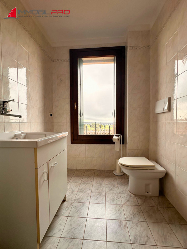 Scopri questo interessante appartamento bicamere con doppi servizi situato a Santorso, in una zon...